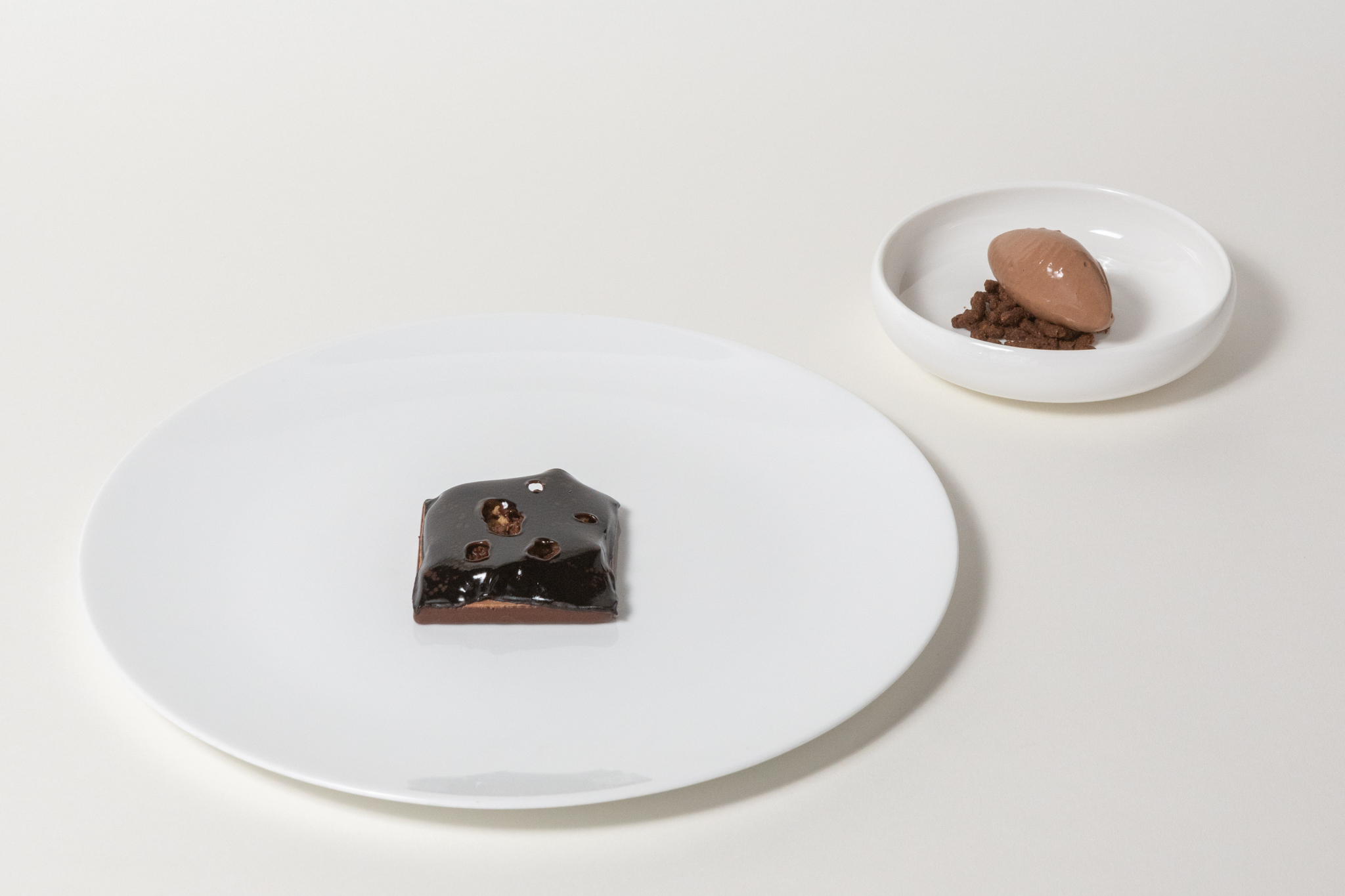 Nero Plastica, dessert Ristorante Amistà con cioccolato, pane e nocciola