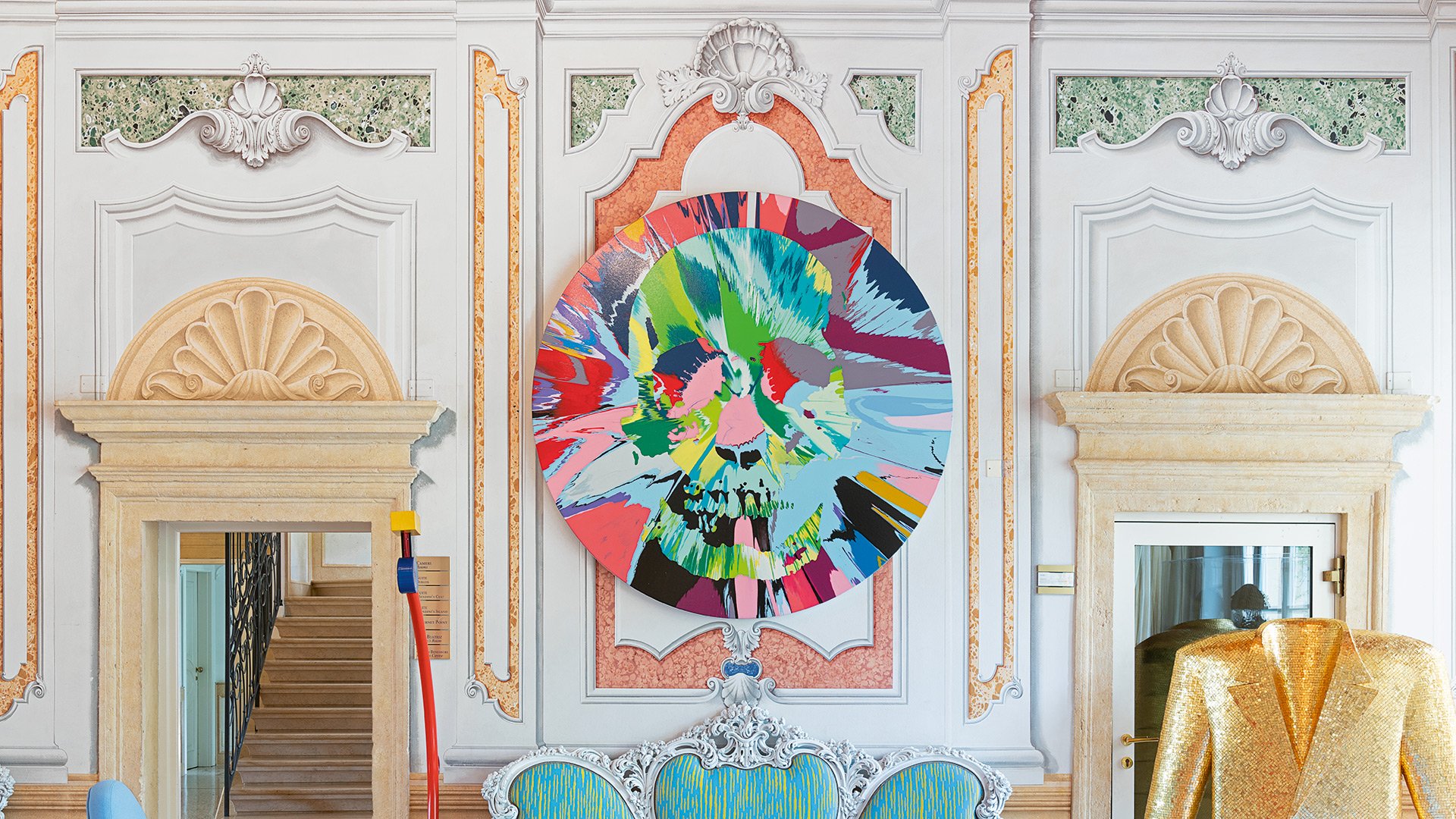 Installazione artistica nella hall del Byblos Art Hotel con arredi di design e sculture iconiche firmate da artisti contemporanei
