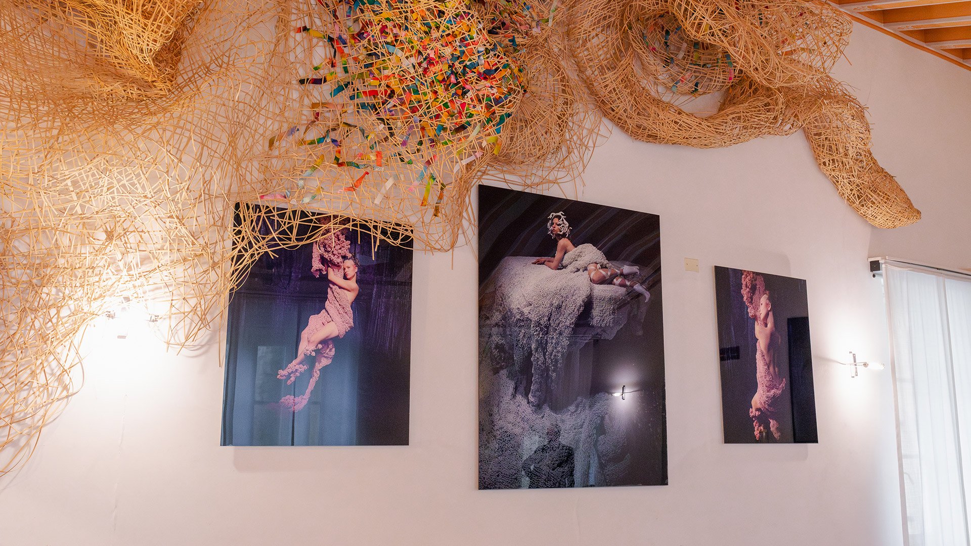 Dettaglio della sala meeting del Byblos Art Hotel con fotografie artistiche e installazione tessile di Vanessa Beecroft