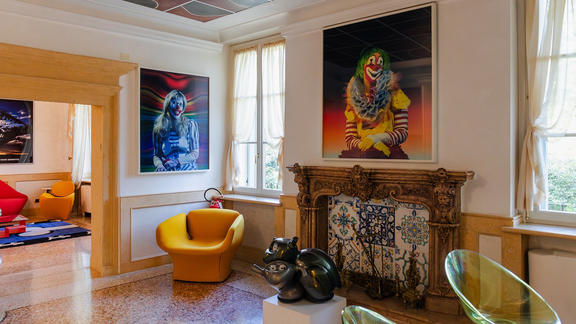 Sedia d’artista con schienale rotondo decorata da motivi geometrici su fondo rosso nella Sala Paolini del Byblos Art Hotel