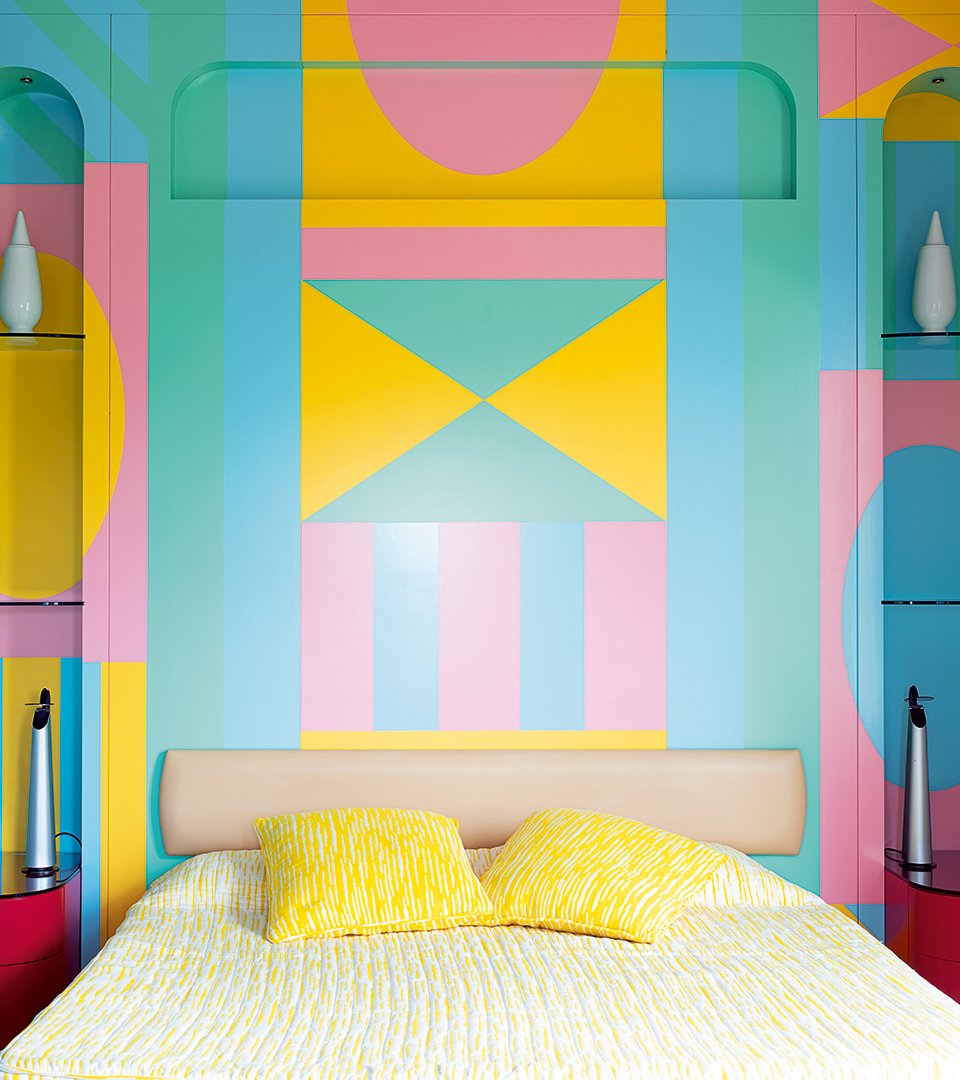 Suite Mendini Island con arredi di design colorati, specchio a diamante e dettagli eccentrici