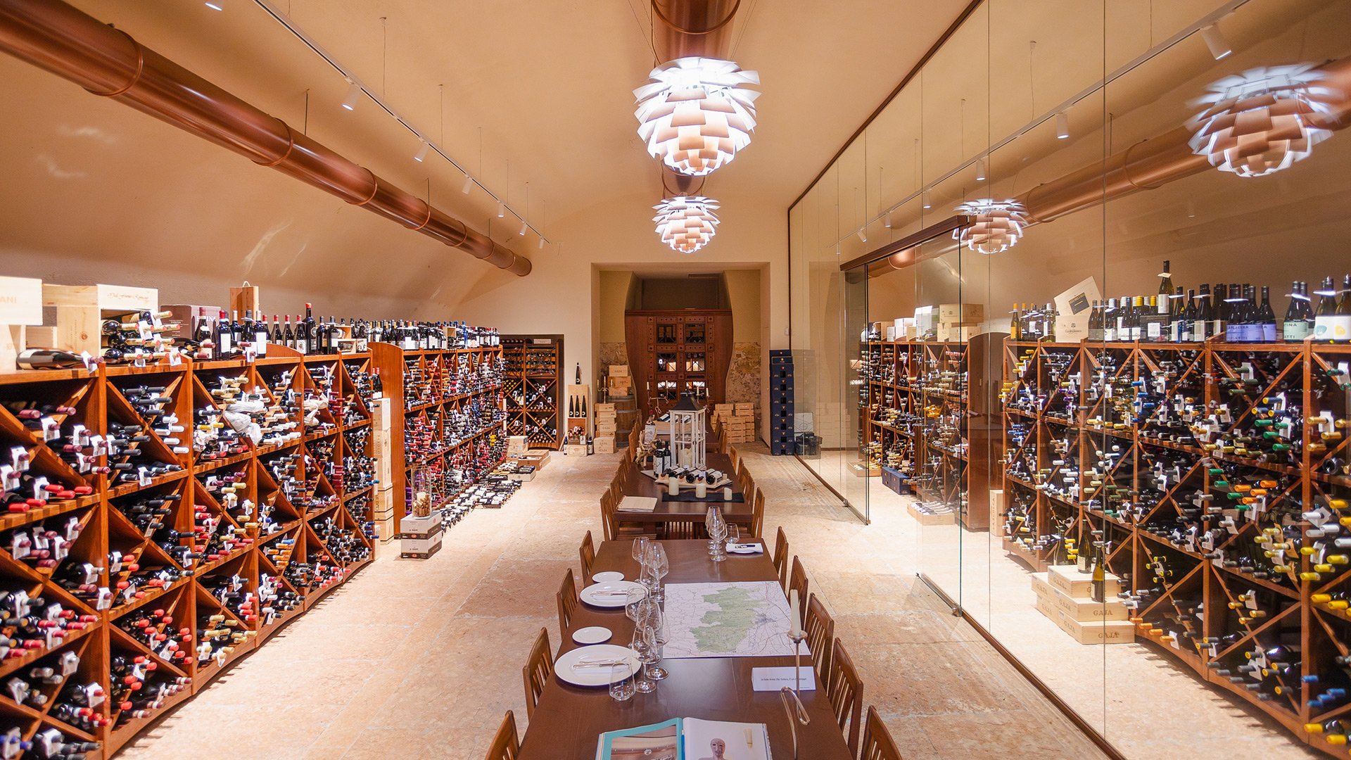 Selezione di vini pregiati nella cantina del Byblos Art Hotel