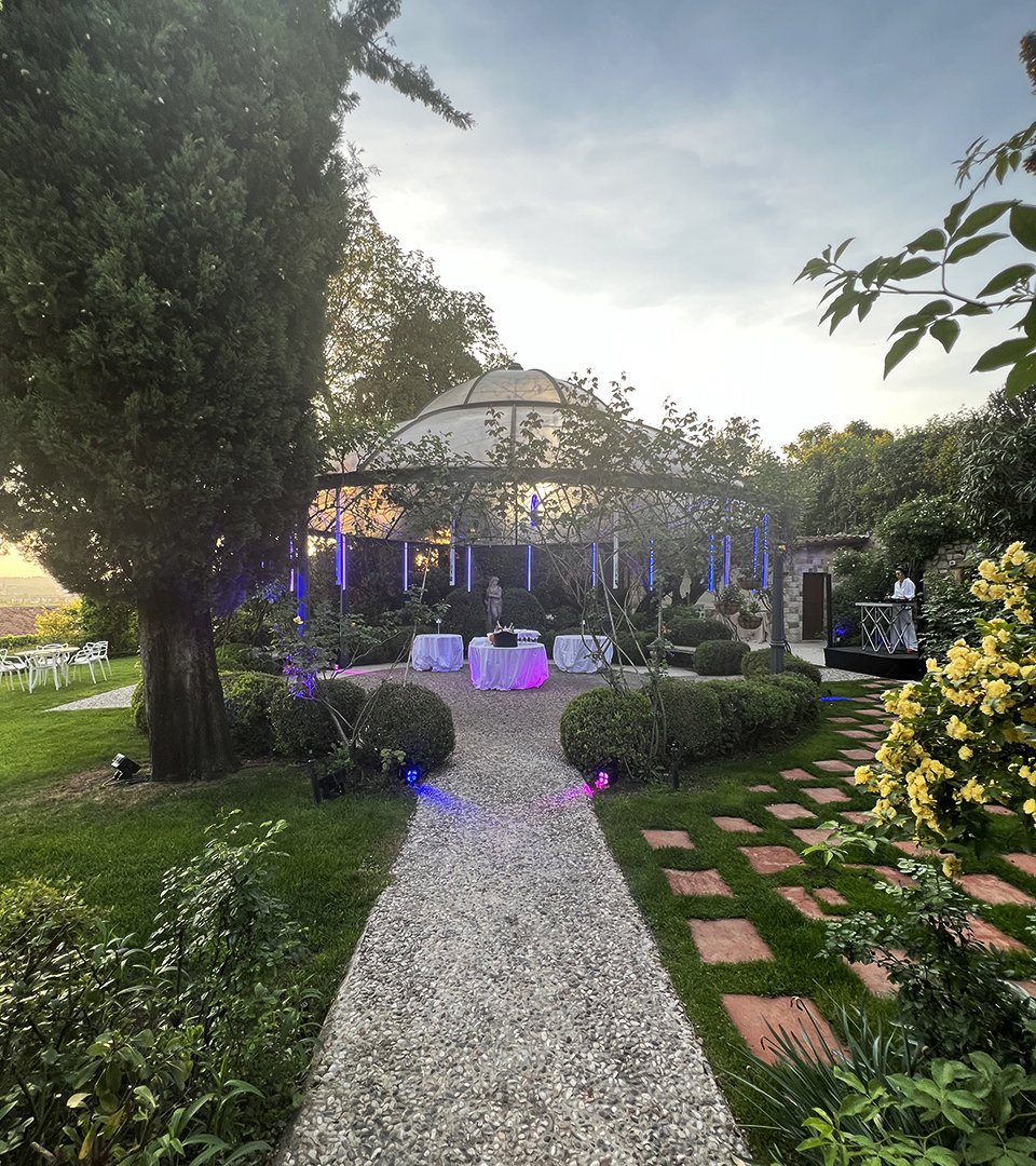 Angolo appartato del Byblos Art Hotel immerso nel verde, con vista sui vigneti circostanti