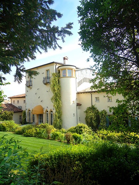 Facciata laterale dell'hotel immersa nel verde, ideale per shooting e servizi fotografici