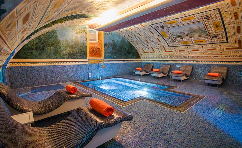 Spa-Bereich mit Mosaiken und Fresken, ideal zur Entspannung nach geschäftlichen Meetings