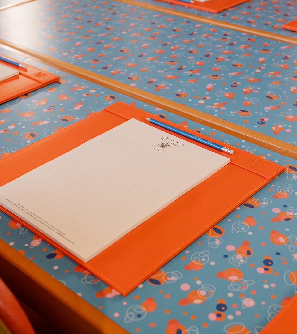 Raumdetail mit Schreibblock und Bleistift, ideal für Business-Events