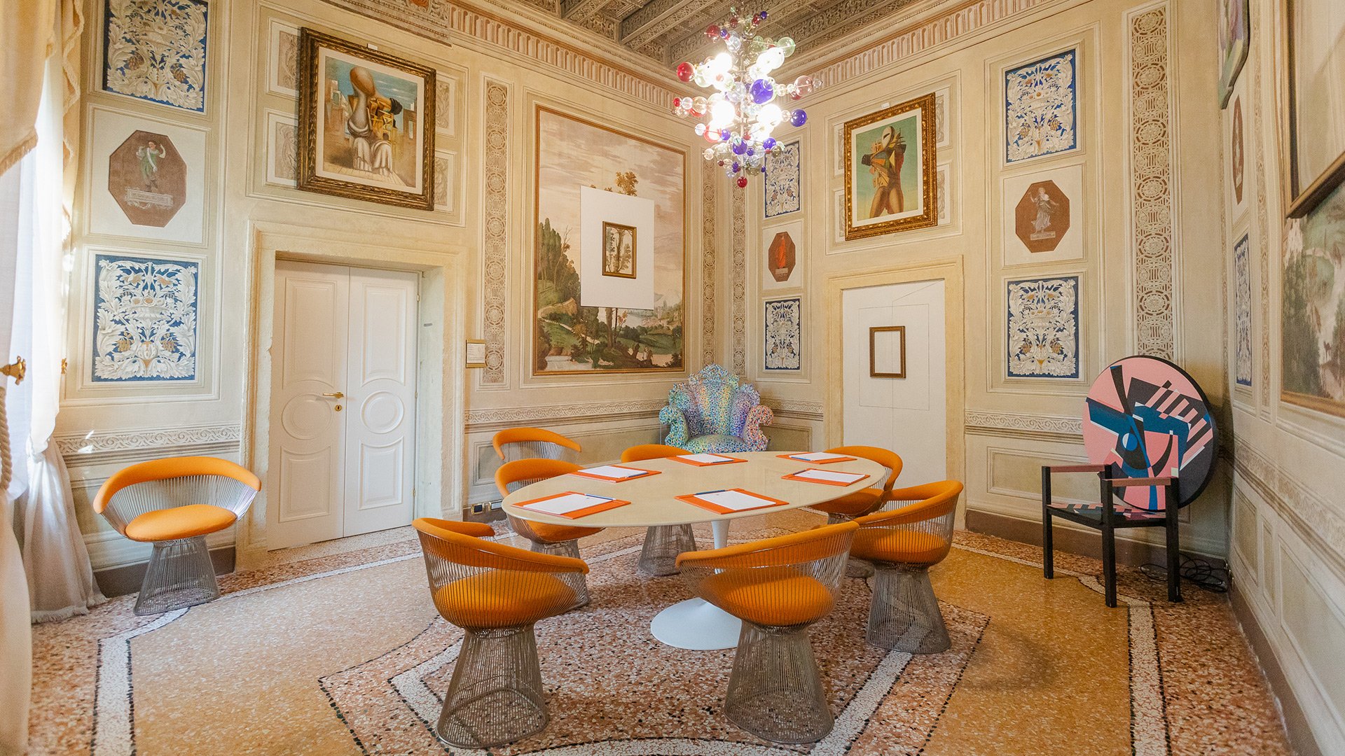 Saal Paolini mit Werken von De Chirico und Designerstücken, Byblos Art Hotel Villa Amistà