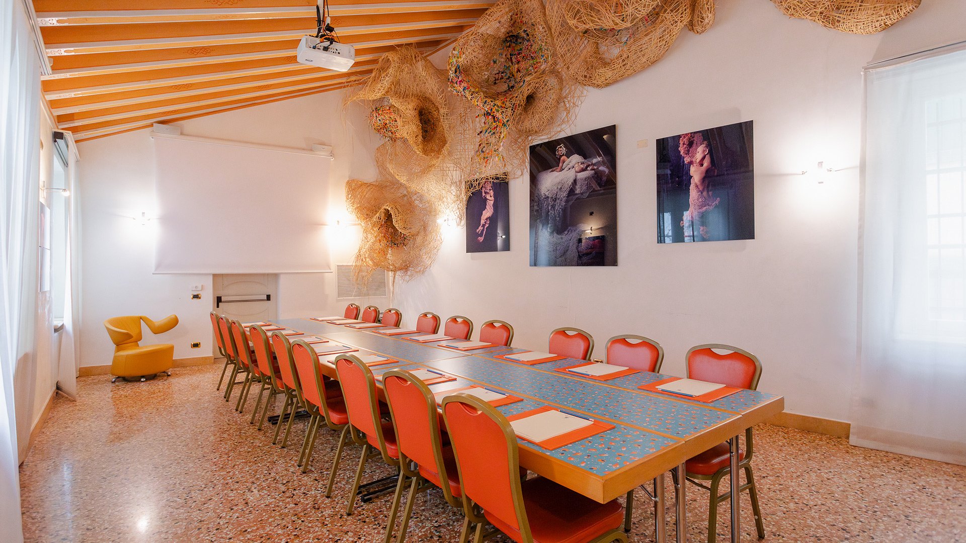 Sissi-Saal für Meetings mit Kunstinstallationen und Beamer