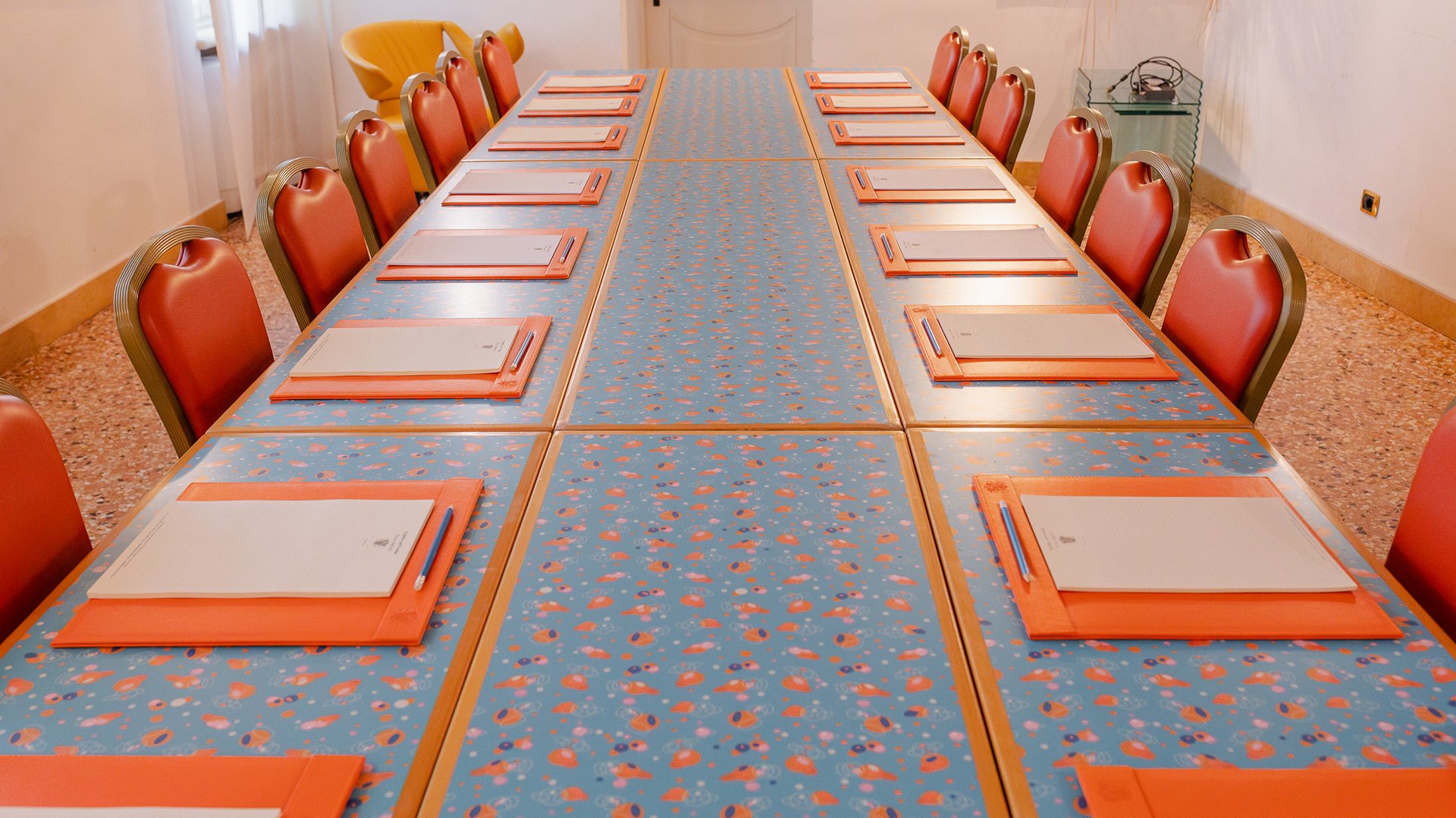 Detail des Konferenztisches im Sissi-Saal