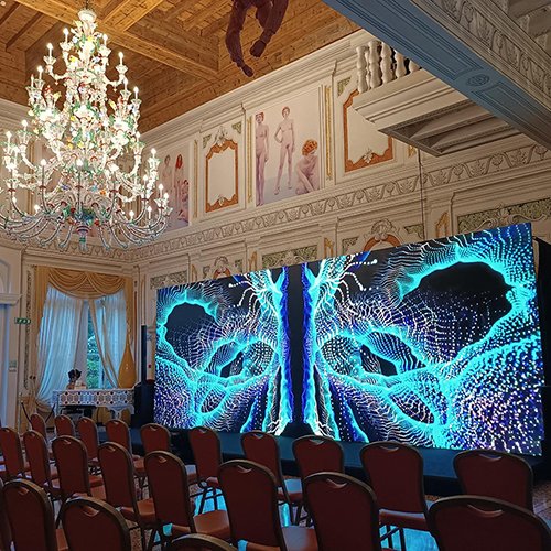 Prunkvolle Halle mit moderner Kunst für exklusive Events nahe Verona