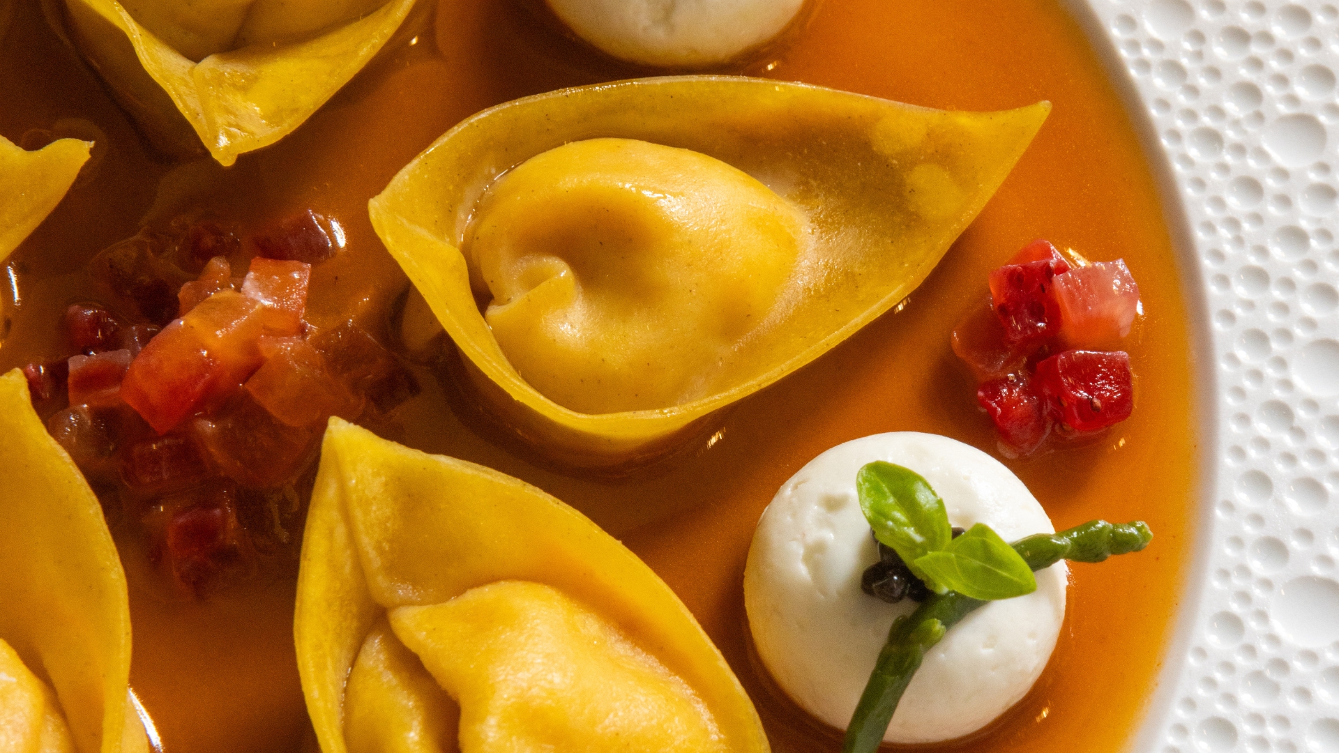 Dettaglio piatto Ristorante Amistà: Tortello all'astice, fragola, basilico, ricotta di bufala, caviale e salicornia