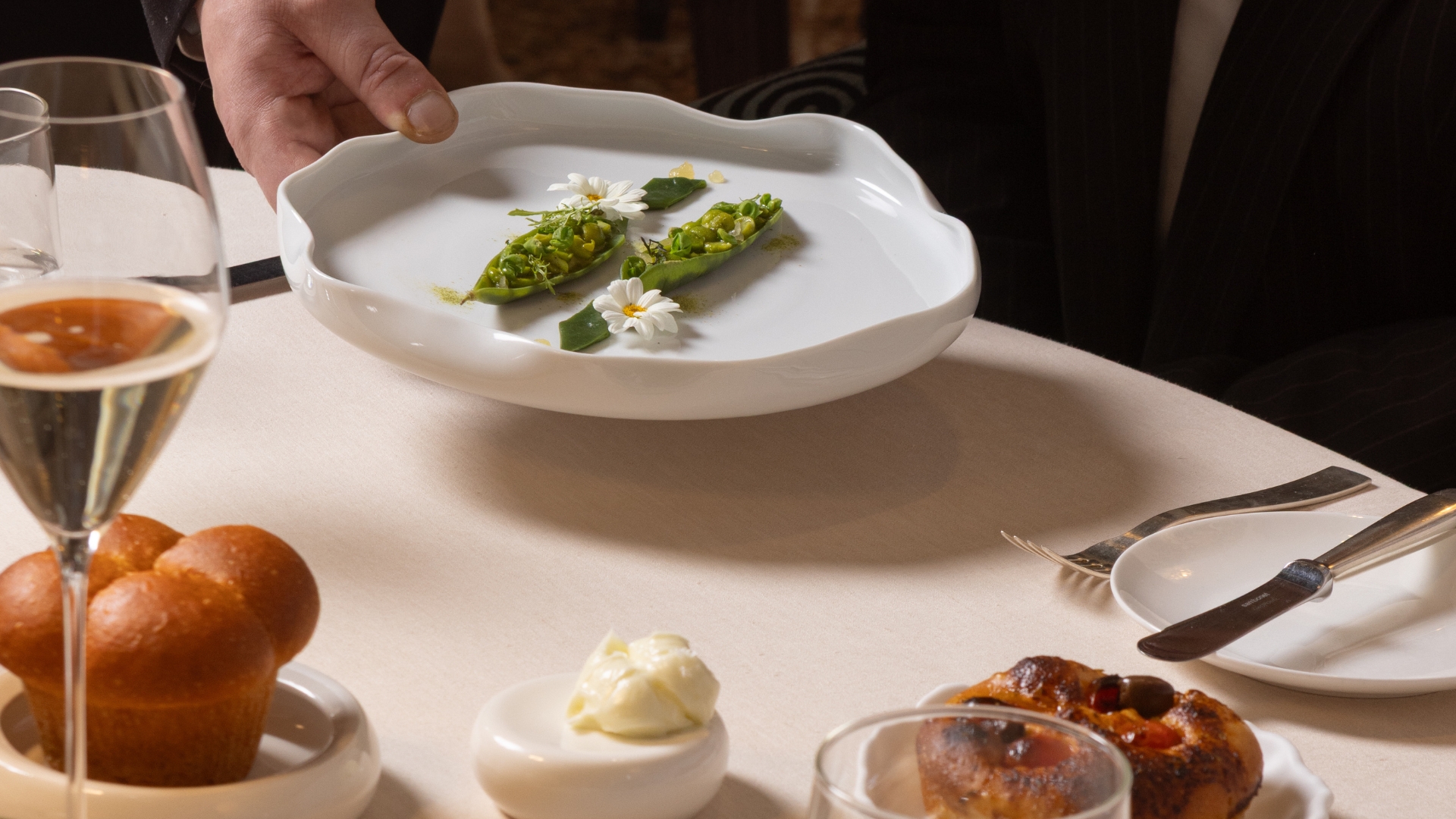 Servizio Ristorante Amistà con pane, burro, focaccia pugliese e vino