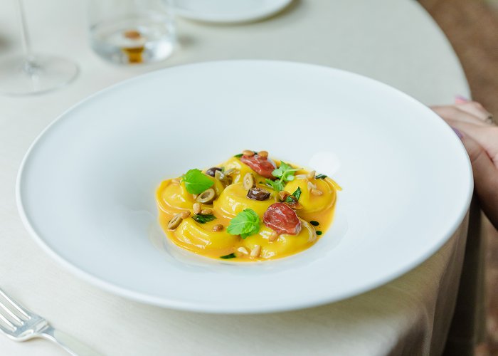 Minimalist plate with circular decoration and side sauce