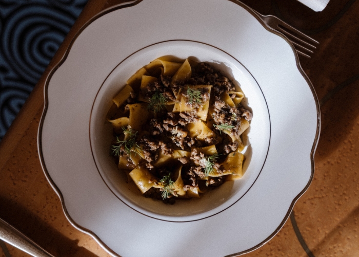 Pappardelle al ragù di cortile, limone del Garda e aneto