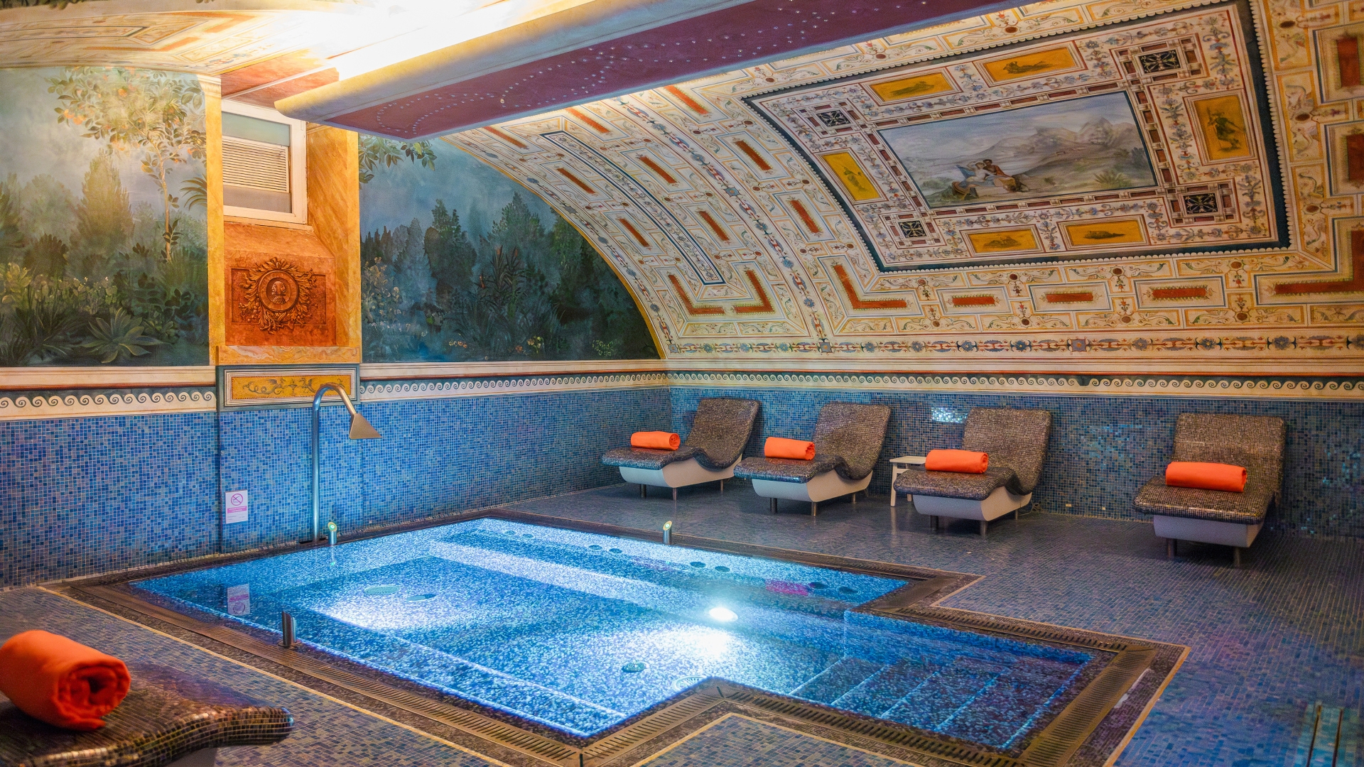 Piscina coperta con affreschi e mosaici nella Wellness & SPA Byblos