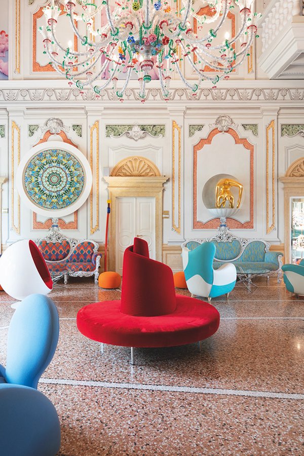 Interni del Byblos Art Hotel con arredi di design colorati e lampadario in vetro di Murano Barovier&Toso