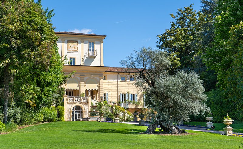 Vista della Villa Amistà dal parco, con ulivo secolare e giardino curato