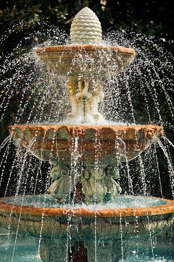 Dettaglio della fontana monumentale con zampilli d’acqua nel parco della villa