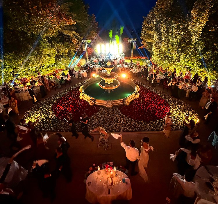 Die monumentale Allee mit dem zentralen Brunnen im Garten des Byblos Art Hotel
