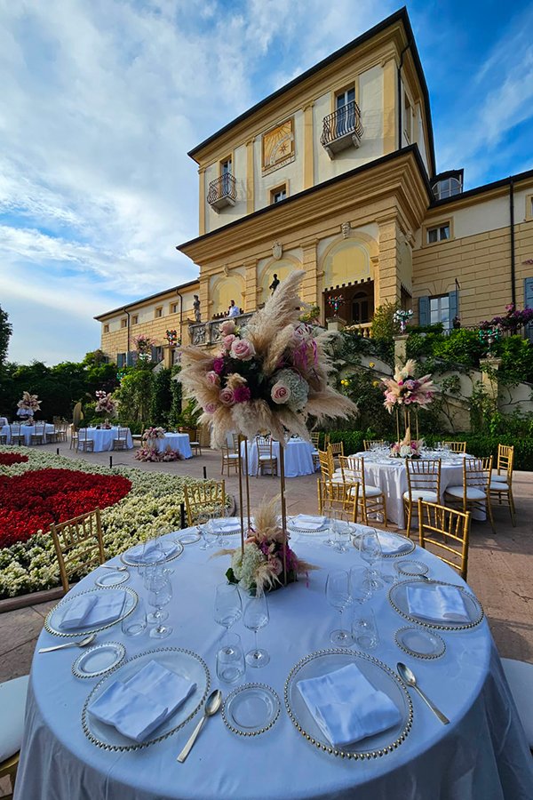 Monumentaler Olivenbaum und Einfahrt des Byblos Art Hotel