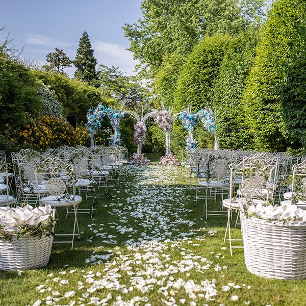 Blumenschmuck für Hochzeitszeremonie im Garten des Byblos Art Hotel in Verona
