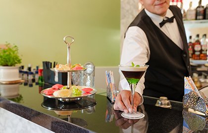 Peter’s Bar bartender serving an elegant cocktail at the hotel