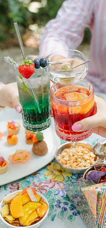 Outdoor aperitif with colorful cocktails and finger food at Peter’s Bar