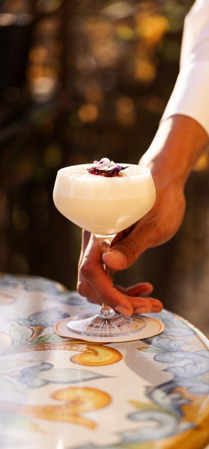 Outdoor aperitif with colorful cocktails at Peter’s Bar