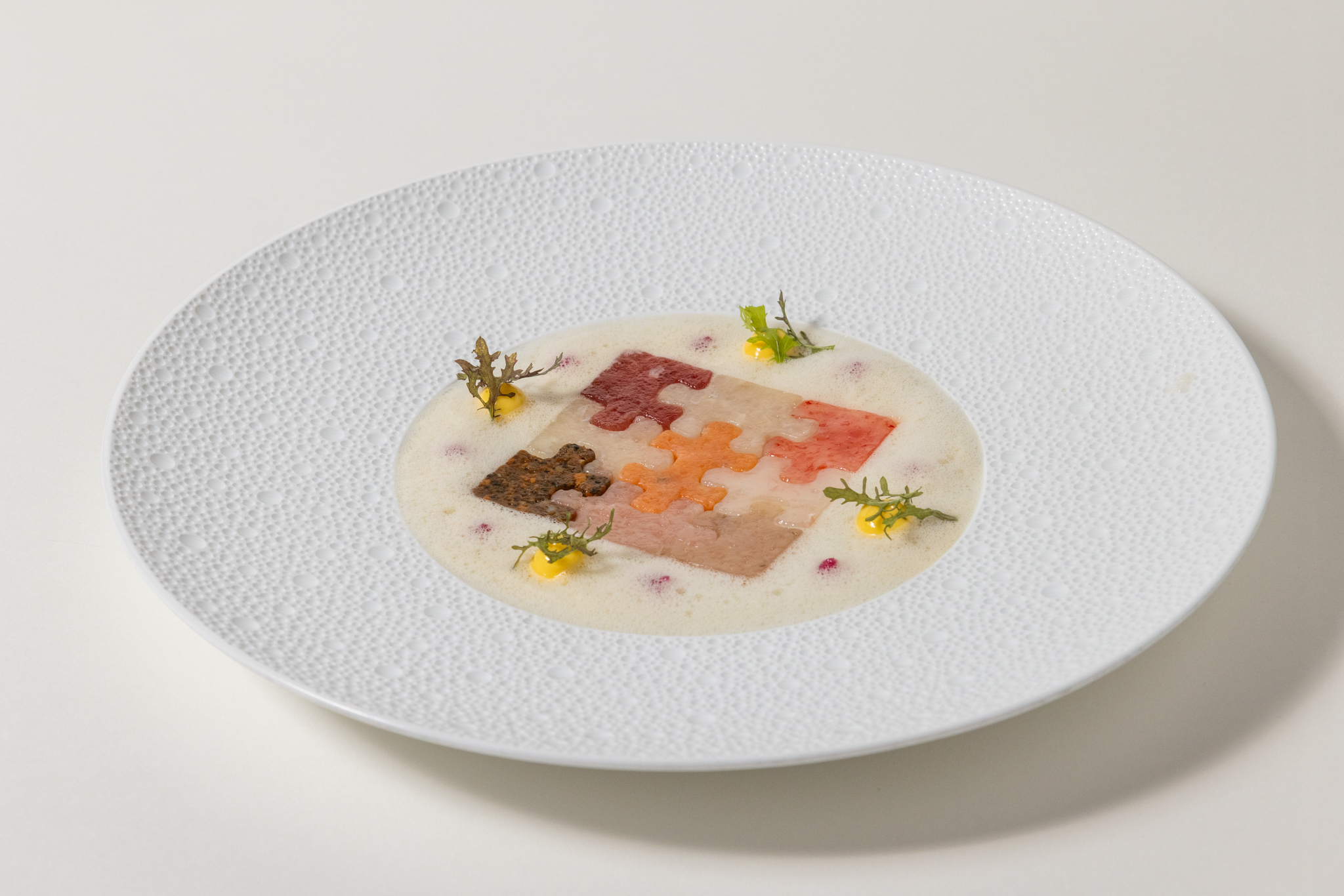 Puzzle Mare e Lago con emulsione di cipolle in agrodolce, erbette e schiuma di cozze