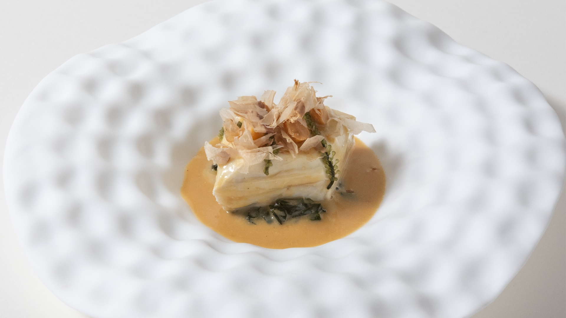 Rombo alla mugnaia, lattuga di mare, noci di macadamia e katsuobushi di tonno - secondo piatto Ristorante Amistà