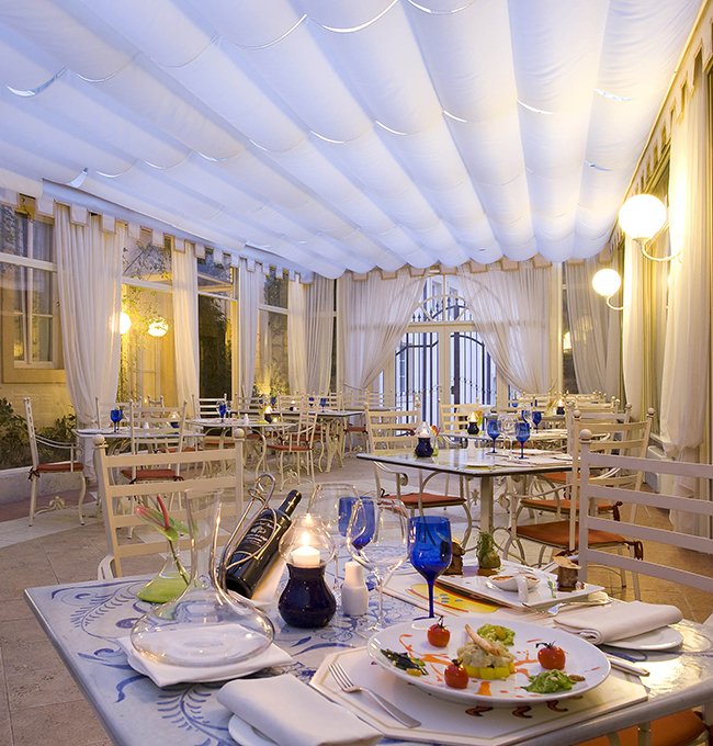 Bright dining room at Ristorante Saor with light furnishings and breakfast tables set