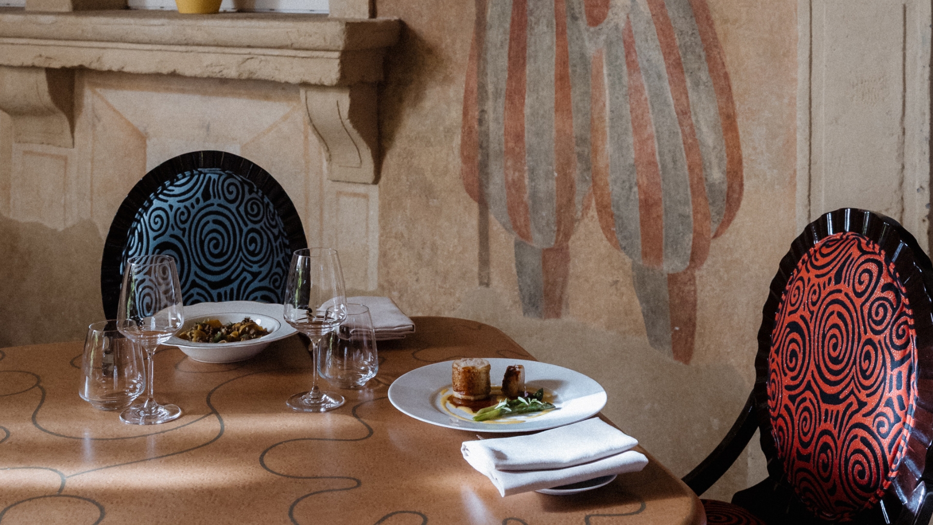 Ristorante Saor nella Sala Pomodoro, con affresco e tavolo in design