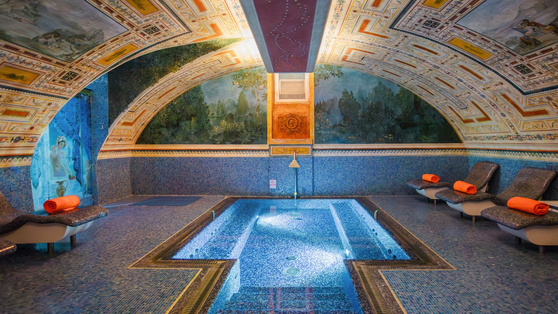 Hot tub in the spa of Byblos Art Hotel, set in an elegant space with frescoed vaults and relaxation loungers